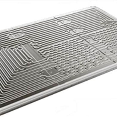 Die Kühlplatte von Mubea soll dank Rollbonden zehn Prozent leichter und günstiger als Wettbewerbskonzepte sein. (Bild: Mubea)