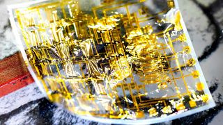 Flexible elektronische Haut mit Magnetsensoren und einer komplexen elektronischen Schaltung, um die Magnetfeldverteilung zu erfassen. Damit haben die Forscher die Grundlage für elektronische Haut gelegt. (Bild: Masaya Kondo)