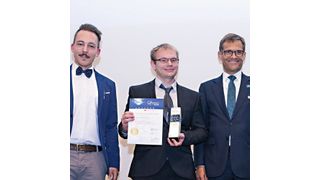 Der Telematik-Award 2018 wurde an ZfT verliehen (v.l.n.r.): Chefredakteur Telematik-Markt Peter Klischewsky, ZfT-Mitarbeiter Christian Lilge, VDA-Geschäftsführer Dr. Kurt-Christian Scheel. (©Telematik-Markt.de)
