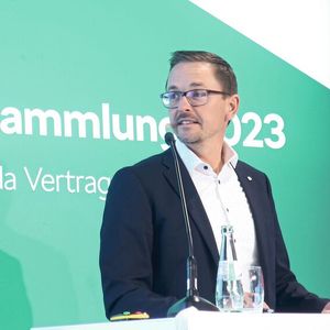 Die verschiedenen Arbeitskreise hatten einiges zu berichten. Jochen Schandert sprach für den Arbeitskreis Marketing und Vertrieb.(Bild:  Grimm – VCG)