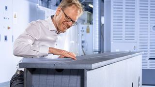 Das ist Dr. Dirk Dittrich vom Fraunhofer-IWS ber der Arbeit. Er hat mit seinem Team und Partnern aus der Industrie ein leistungsfähiges Laserschweißverfahren entwickelt, das den Stahlbau revolutionieren kann. Es benötigt weniger Energie und Zusatzwerkstoff. Doch das ist noch nicht alles. (Bild: Fraunhofer-IWS / R. Jungnickel)