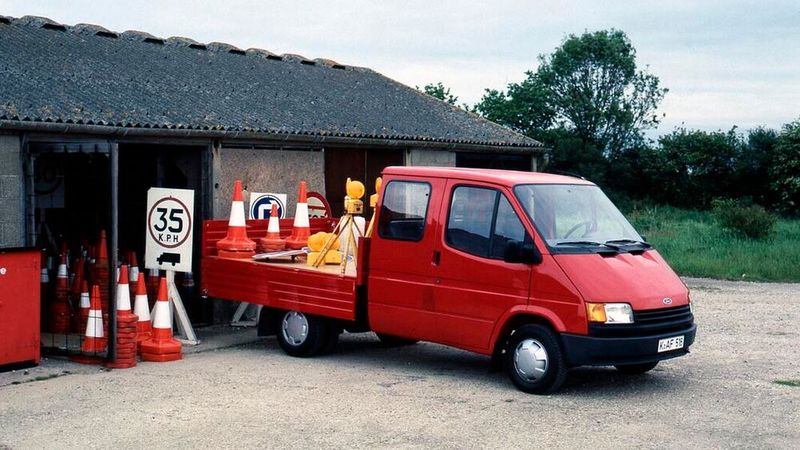 Auch wenn die Verarbeitungs- und Langzeitqualität der Karosserie schlechter war als die etlicher Mitbewerber, so konnte der Transit auch in der 2. Auflage bei Kunden punkten, unter anderem aufgrund der zahlreichen lieferbaren Varianten und der Haltbarkeit des Antriebs. (Bild: Ford)