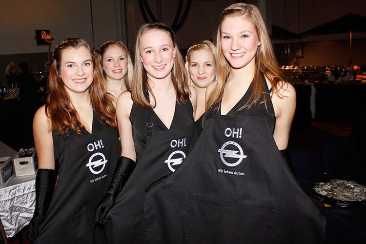 Charmante Präsentation der Schutzkleidung. (Foto: Autohaus Peter)