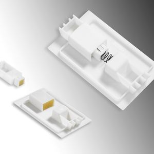 Auf der Euromold 2014 präsentiert Arburg die additive Fertigung eines zweiteiligen Verschlussschiebers. Dabei wird die zweite Austragseinheit des sogenannten Freeformers für den Aufbau von Stützstrukturen genutzt, die sich später leicht entfernen lassen.