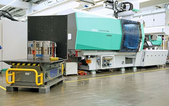 Ein Plus an Arbeitssicherheit und Effizienz: Der Wendetisch RUD Tecdos TM im Einsatz bei Arburg. (Bild:  Ingo Jensen/RUD)