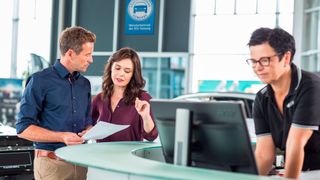 Offene Stellen zu besetzen, ist für Handels- und Servicebetriebe ein riesiges Problem, wie eine Umfrage von »kfz-betrieb« zeigt. Auf die Hilfe von Herstellern dürfen sich fabrikatsgebundene Betriebe dabei nicht verlassen, wie die Angaben der Befragten zeigen. (Bild: Pro Motor)