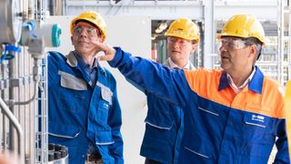 Wirtschaftsminister Robert Habeck (Grüne) besichtigte im Juli 2020 eine BSAF-Testanlage für CO2-freies Verfahren zur Wasserstoffproduktion.  (Bild: BASF SE)