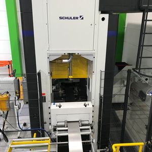 Der Stanzautomat bietet die nötige Werkzeug-Aufspannfläche zur Fertigung der komplexen Blechteile. 