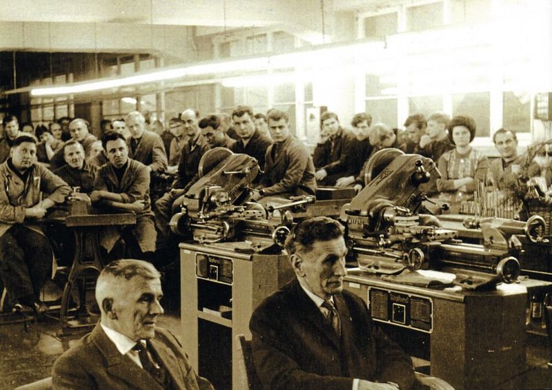 Die ersten Jahrzehnte waren geprägt von wirtschaftlichen Krisen und den Auswirkungen des Zweiten Weltkriegs. Nach Kriegsende konnte nur durch das Verhandlungsgeschick von Jakob Keller die vollständige Demontage und Sprengung der Fabrik verhindert werden. (Bild: Hommel+Keller Präzisionswerkzeuge GmbH)