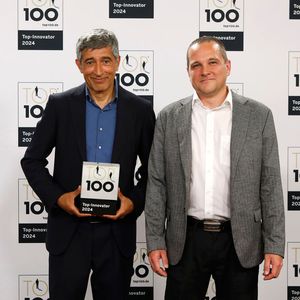 Matthias Henkel bietet mit seiner FKM Sintertechnik GmbH Bauteile aus Kunststoff und Metall an. Das Besondere: Die entsprechenden Funktionsprototypen, Ersatzteile und Serien kommen direkt aus dem 3D-Drucker. Harald Henkel, der Vater des jetztigen Geschäftsführers, hat laut FKM den 3D-Druck einst nach Deutschland gebracht. (Bild:  KD Busch/compamedia)