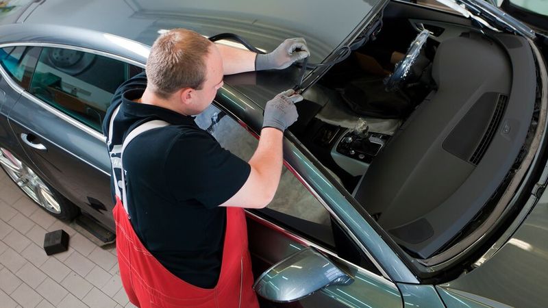 Diisocyanat-haltige Kleber können unter anderem bei der Scheibenerneuerung verwendet werden.(Bild:  Pro Motor / T. Volz)