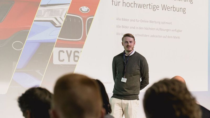 Jolke Balt von Photo Motion sprach in einem Kurzvortrag darüber, wie hochwertige Fotografie zu einer Zeitersparnis im Autohandel führt. (Bild: Stefan Bausewein)