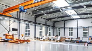 Ein Blick in die neue Produktionshalle. (Hyprostatik Schönfeld)