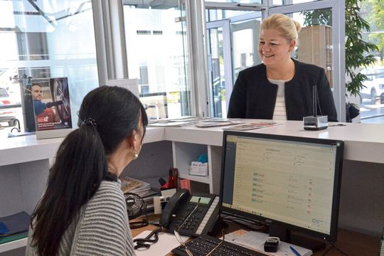 Der Empfang hat seit dem Einsatz von Dealerdesk mehr Zeit für die Kunden.(Bild:  Mauritz)