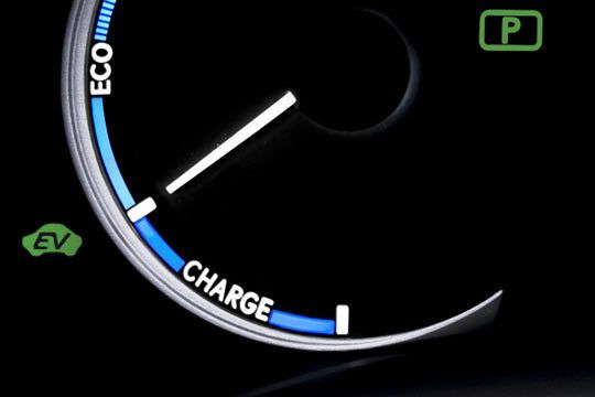 In fast allen Fahrmodi wird der Ladezustand der Batterie angezeigt. Im Sportmodus verwandelt sich diese Anzeige zu einem Drehzahlmesser. (Archiv: Vogel Business Media)