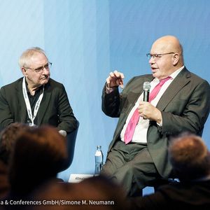 Prof. Dr. Dr. Wilfried von Eiff, Kongresspräsident des BKK und Leiter des Centrums für Krankenhaus-Management (v. l. ) und Peter Altmeier, Bundesminister a. D. und Beiratsvorsitzender von Wegweiser. (Bild:  © Wegweiser Media & Conferences GmbH / Simone M. Neumann)