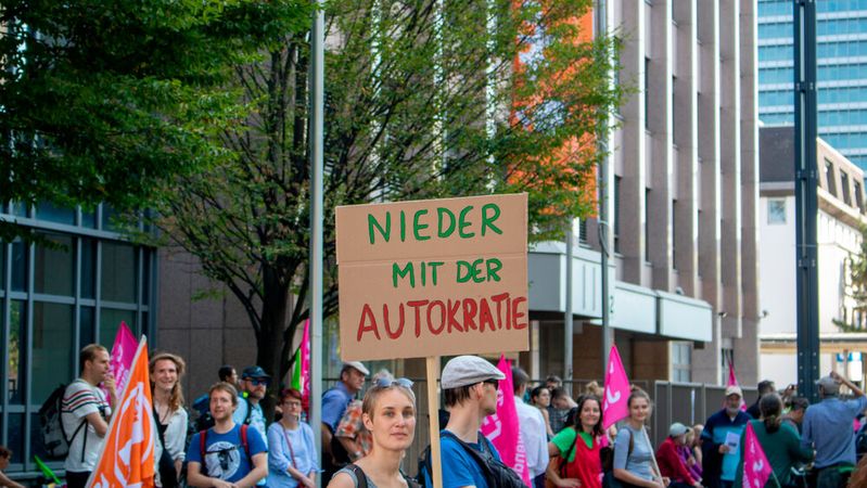 Bei der IAA 2019 in Frankfurt gab es teils heftige Proteste. Ein Szenario, dass in diesem Jahr auch in München bei der Neuauflage der Messe droht.(Bild:  "Aussteigen" – Proteste gegen die IAA in Frankfurt /Tim Dreyer / CC BY 2.0)