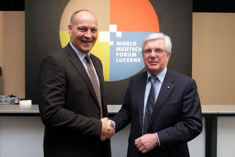 Handshake zur Partnerschaft: Markus Lauber, Mitglied der Geschäftsleitung Messe Luzern AG (li.) und Francis Koller, Président SIAMS SA / Verwaltungsratspräsident der Siams SA. (Bild: Messe Luzern)