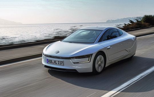 Den „XL1“ brachte Volkswagen 2014 als 1-Liter-Auto auf den Markt – allerdings nur in einer Kleinserie von 200 Fahrzeugen. Den „XL1“ brachte Volkswagen 2014 als 1-Liter-Auto auf den Markt – allerdings nur in einer Kleinserie von 200 Fahrzeugen.