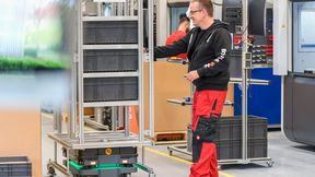 Auf Knopfdruck transportieren fahrerlose Transportfahrzeuge Material von der Fertigungsbereitstellung zum Arbeitsplatz. (Bild: Bopla Gehaeuse Systeme)