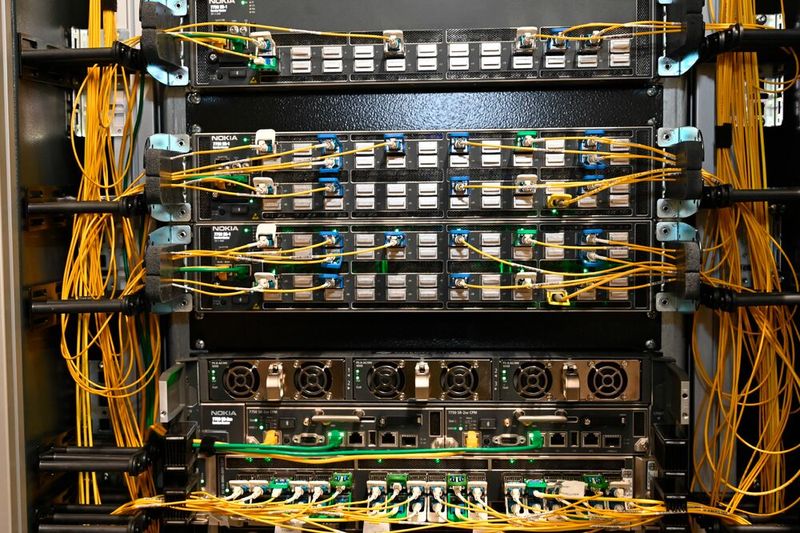 800G zum Anfassen: Ein dicht gepacktes Nokia-Rack mit einem Router der „SR“-Serie, die physische Infrastruktur hinter dem – laut Angaben von DE-CIX weltweit ersten – 800-Gigabit-Internet-Knoten-Port in Frankfurt. (Bild: DE-CIX)