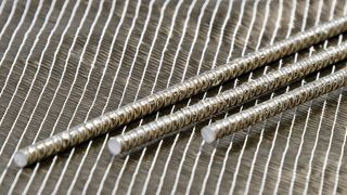 Basaltfaserstäbe sind konventionellem Bewehrungsstahl in puncto Korrosionsbeständigkeit und Zugfestigkeit überlegen. Außerdem sind sie kein elektrischer Leiter. (Bild: CG TEC)