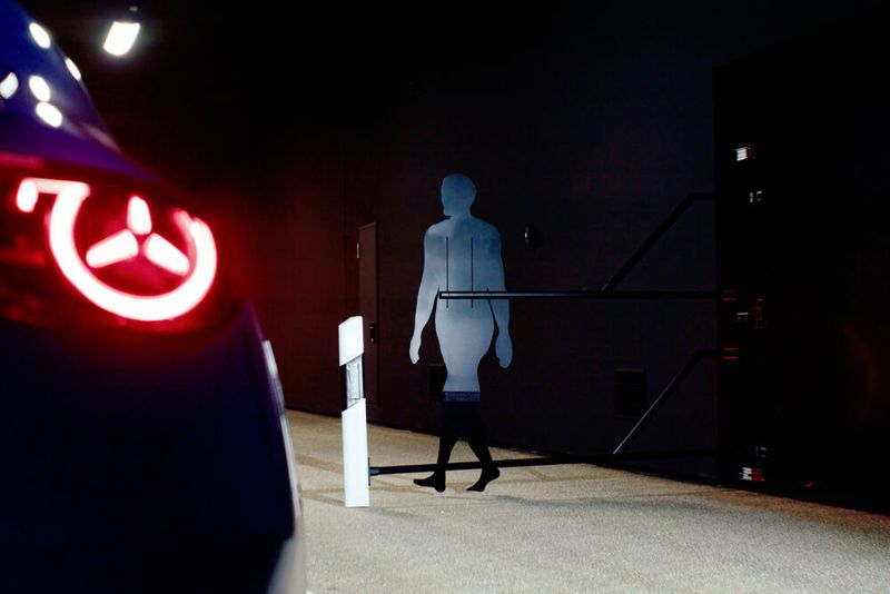 Für die Nachbildung einer möglichst realitätsnahen Landstraße haben die Stuttgarter den obersten Fahrbahnbelag mehrfach abfräsen und künstlich altern lassen. Das reduziert die Reflektionen des Lichts. (Bild: Mercedes-Benz)