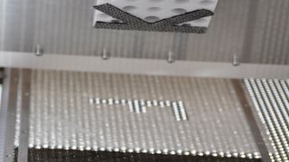 Bild 1: Der Vakuumgreifer ermöglicht ein konturnahes Absortieren von textilen Halbzeugen. (Bild: Fraunhofer IWU)