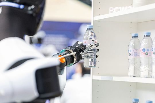 Die Demonstration auf der Bosch Connected World 2026 zeigt zentrale Fähigkeiten humanoider Systeme in einem konkreten Handhabungsprozess.(Bild:  Schunk)