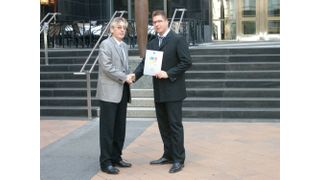 Der Präsident von Rembe Herr Dr. Gerd Mayer (links) undd der Geschäftsführer der Rembe  Safety + Control Herr Stefan Penno bei der Überreichung der Gründungsurkunde in Charlotte, North Carlolina, USA (Archiv: Vogel Business Media)