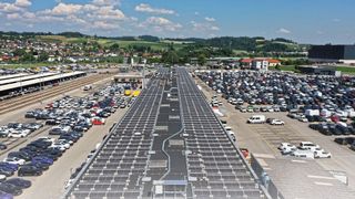 An den Compounds von Hödlmayr International werden Tausende von Fahrzeugen abgefertigt. Das Team behält dank softwaregesteuerter Prozesse den Überblick. (Bild: Inform)