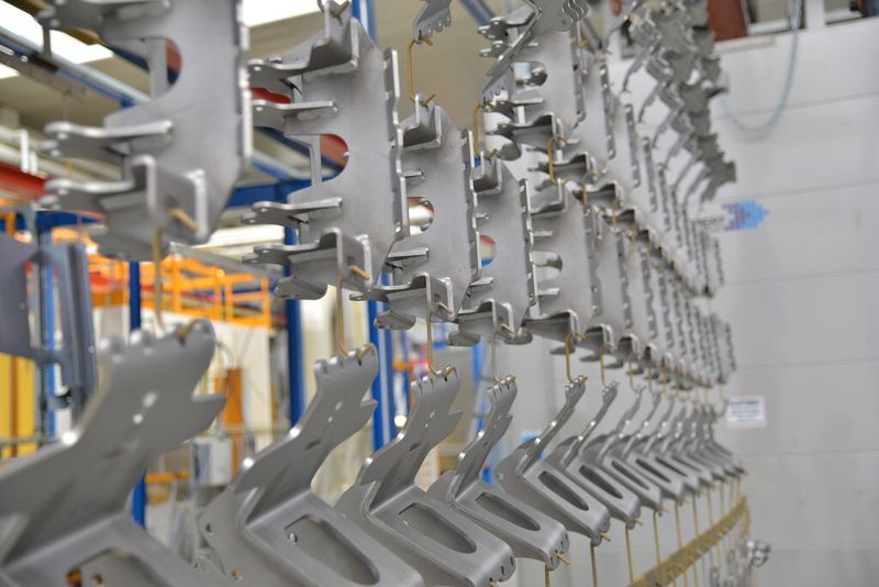 ... zum Strahlen und Beschichten aufgehängt. (Bild: Ropa)