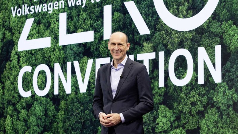 Volkswagen-CEO Ralf Brandstätter hat angekündigt, die durch den Autobauer verursachten CO2-Emissionen schneller als bislang geplant zu senken.(Bild:  Volkswagen)