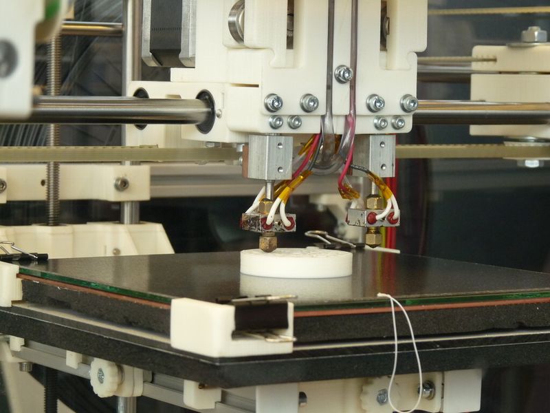 Kühling & Kühling demonstriert, was sein RepRap-basierter Desktop-Drucker kannn. (Bild: Michel)