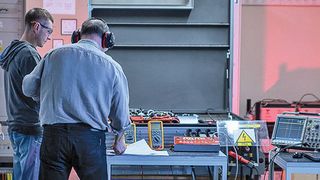 Die polnische Firma Medcom produziert energietechnische Produkte für öffentliche Transportmittel und Speiseschaltungen in Industrie- und Energieinstallationen. Hier im Bild ein Inbetriebnahmestand. (Medcom)