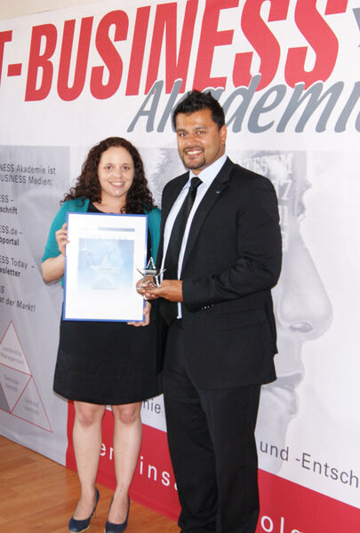 Melanie Webb (IT-BUSINESS Akademie) verlieh Amit Chatterjee (Samsung) den »Best Speaker«-Award in der Kategorie Präsentation/Vortragsweise. (Archiv: Vogel Business Media)
