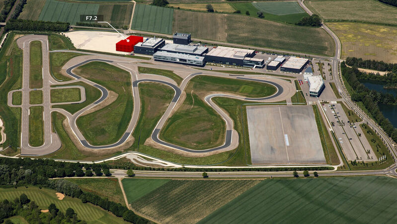 Am Standort Neuburg erweitert Audi sein Kompetenz-Center Motorsport; siehe rotes Gebäude im Bild.