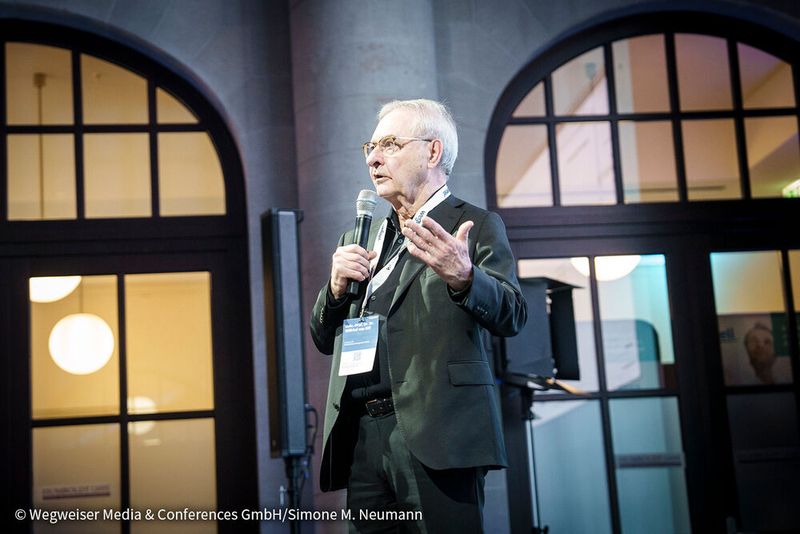 Prof. Dr. Dr. Wilfried von Eiff führte das Eröffnungsplenum am ersten Dezembertag.  (Bild: © Wegweiser Media & Conferences GmbH / Simone M. Neumann)