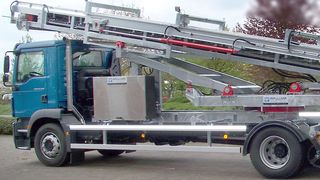 Per Funk fernsteuerbarer LKW zur Waggonentladung von Schüttgut an wechselnden Einsatzorten. (Bild: Apullma)