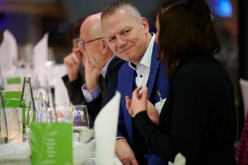 Impressionen vom ELEKTRONIKPRAXIS Frühlingsfest 2023 im Ketterer Kunst mit der Verabschiedung von Johann Wiesböck.  (Bild: © EYE AM CHRIS)