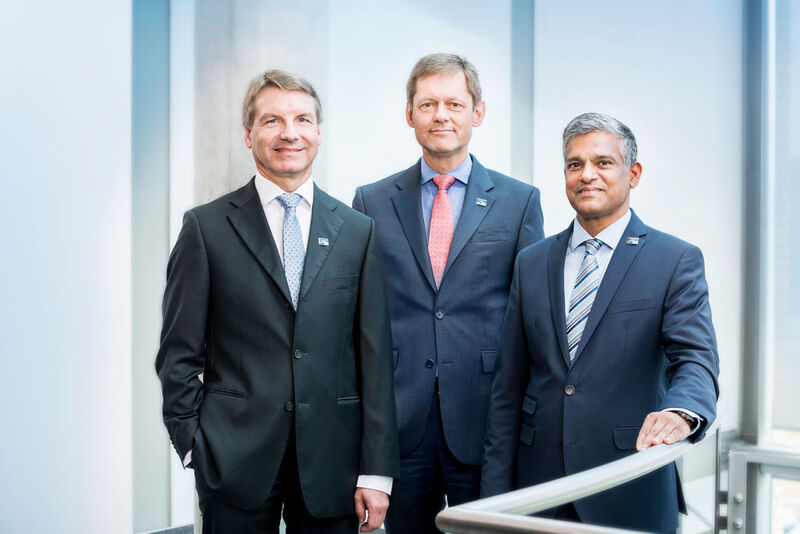 Steffen Philipp, Geschäftsführender Gesellschafter der Hima Paul Hildebrandt GmbH (Mitte), gemeinsam mit CEO Sankar Ramakrishnan (r.) und CFO Reinhard Seibold. (Hima)