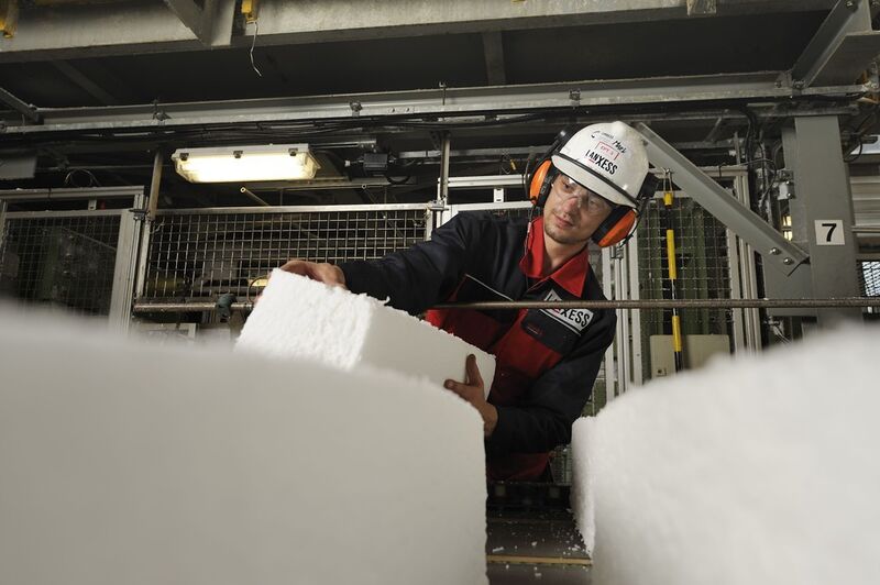 The EPDM rubber flakes are pressed into bales. (Picture: Lanxess/Thorsten Martin)