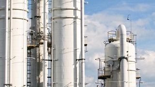 Destillationskolonne bei Eneos - hier hat sich eine KI von Yokogawa in der Anlagensteuerung bewährt. (Bild: Eneos Materials Corporation)