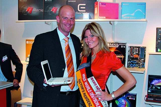 Gut gegürtet zeigte sich Miss-World-Kandidatin Anne-Kathrin Walter am MSI-Stand mit Michael Neumann. (Archiv: Vogel Business Media)