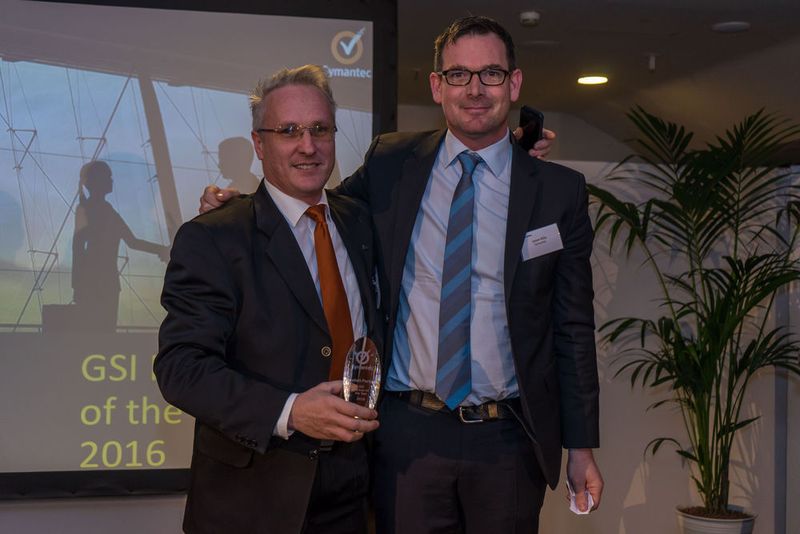 „GSI Partner of the Year“ ist HPE. Jean-Rey Snyman (HPE) nahm den Award von Jason Ellis (Symantec) entgegen. (Bild: Symantec)