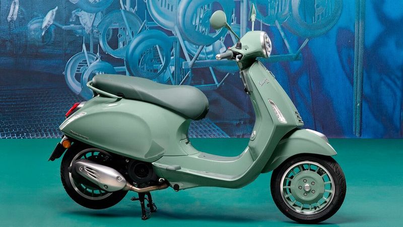 Pastellgrün-Lackierung und Felgen-Design verweisen auf die Nachkriegs-Klassiker. (Bild: Vespa)