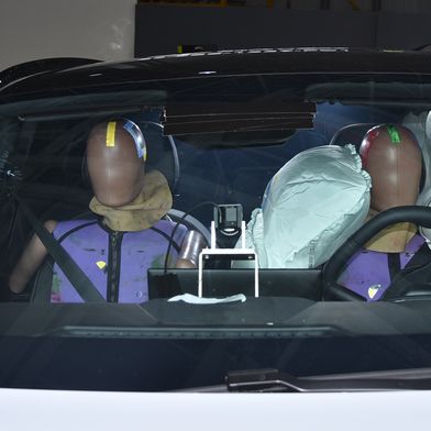 Euro-NCAP hat neue Prüfkriterien entwickelt – zwei E-Autos haben bereits fünf Sterne im neuen Test erhalten.  (Bild: Euro-NCAP)