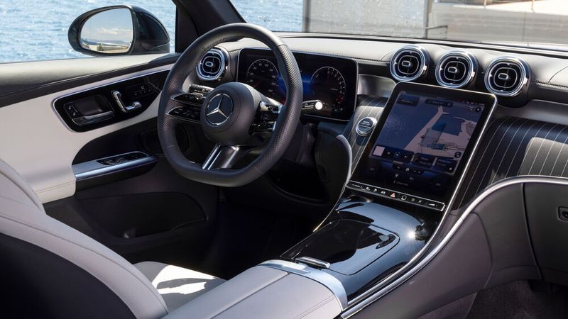 Das Ambiente im Innenraum gleicht dem der C-Klasse.   (Bild: Mercedes-Benz)