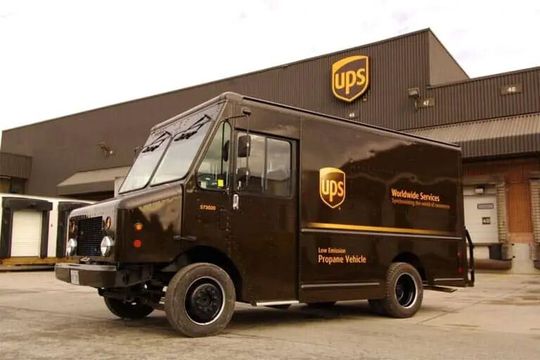 Bei UPS werden vermutlich bald viele Fahrzeuge in der „Garage“ bleiben, weil der Transportdienstleister gleich unter mehreren Probleme leidet. Jetzt sind auch noch rund 12.000 Stellen bedroht, weil UPS nach eigenen Angaben dringend sparen muss.(Bild:  UPS)