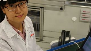 Beispiel Inventur - Ein Spaziergang: Zhao Chunya spart bei der Inventur dank RFID viel Zeit. (Bild: Bosch)